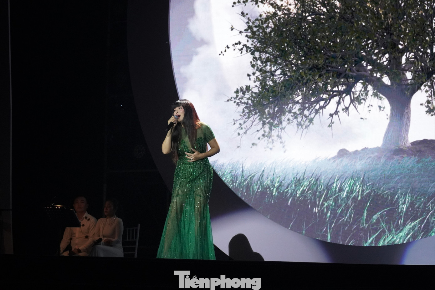 Ngọc Anh vẫn luôn giữ trọn vẹn tinh thần bài hát mà nhạc sĩ đã gửi gắm trong các tác phẩm của mình. Chị luôn muốn truyền tải bài hát bằng chính nội tâm và giọng hát sẵn có của mình chứ không khoa trương kỹ thuật hoặc cố tình biến nó khác đi. Đêm nhạc này, ca sĩ Ngọc Anh mang đến nhiều cung bậc cảm xúc với Chiều không em, Quạnh hiu, Có một ngày, Điều giản dị… Ảnh: Thanh Hiền.