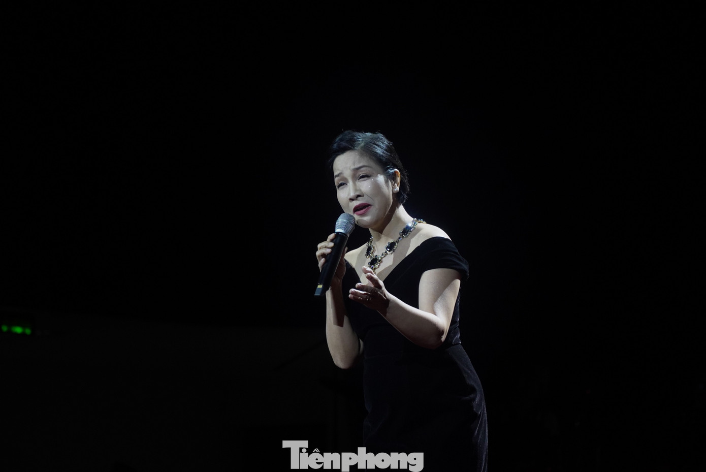 Được mệnh danh là "Nàng thơ" của âm nhạc Phú Quang, với giọng hát nội lực, truyền cảm và đầy đam mê, Mỹ Linh đã thổi hồn vào những sáng tác Phú Quang, tạo nên những bản nhạc vượt thời gian. Những ca khúc như được khoác lên một chiếc áo mới, vừa thân thuộc, vừa mới mẻ, làm lay động trái tim của biết bao người. Mỹ Linh đem Đâu phải bởi mùa thu, Khúc mưa, Romane 1, Im ặng đêm Hà Nội… đến với chất giọng như dành riêng để hát nhạc Phú Quang. Ảnh: Thanh Hiền.