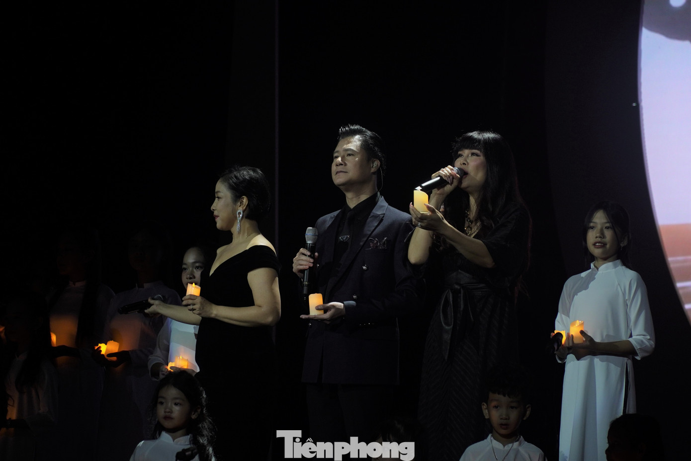 Chia sẻ với PV Tiền phong, ông Lê Khả Lục – Giám đốc sản xuất, đạo diễn chương trình cho hay với chủ đề Biển của một thời, đêm nhạc như lời chào với thành phố biển xinh đẹp Đà Nẵng. “Biển mang nhiều cảm xúc, đan xen lúc dữ dội lúc dịu êm, lúc mênh mang lúc ồ ạt, vỗ về những kỷ niệm và cảm xúc trong toàn bộ chương trình. Mỗi ca khúc sẽ là cơn sóng gắn với một lớp hồi ức trong tâm trí đầy ý nghĩa về cuộc đời và sự nghiệp của nhạc sĩ Phú Quang”, ông Lục nói. Ảnh: Thanh Hiền.