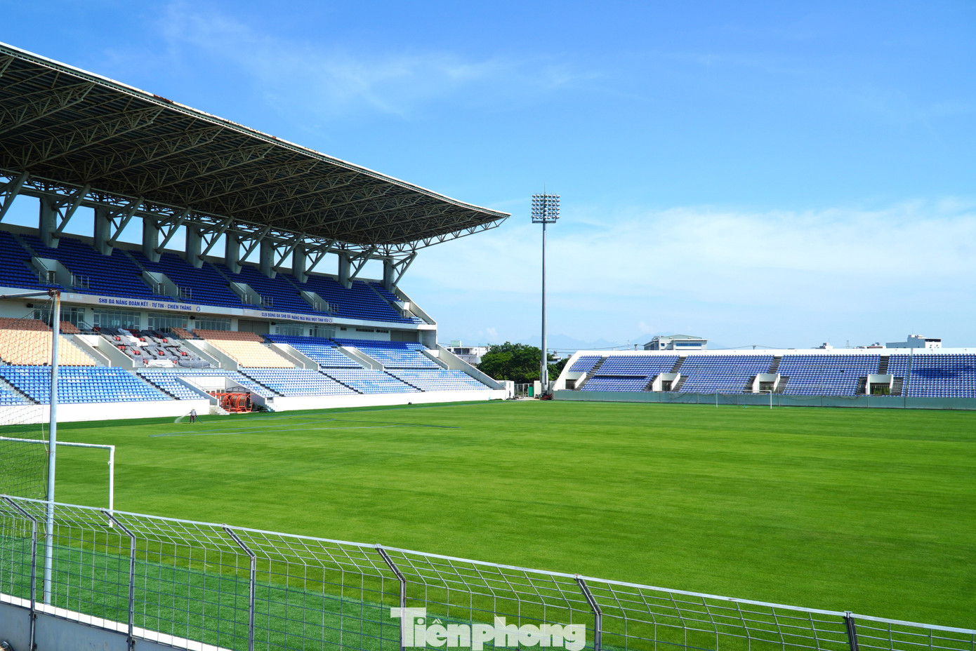 Mặt sân Hòa Xuân sau khi hoàn thiện được coi là sân đẹp nhất Việt Nam. Mặt sân Hòa Xuân sau khi hoàn thiện được coi là sân đẹp nhất Việt Nam.