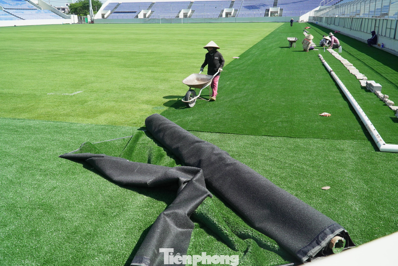 Trận bóng giữa các ngôi sao Việt Nam và dàn huyền thoại MU sẽ là trận đầu tiên của sân Hòa Xuân sau khi nâng cấp. Trận bóng giữa các ngôi sao Việt Nam và dàn huyền thoại MU sẽ là trận đầu tiên của sân Hòa Xuân sau khi nâng cấp.