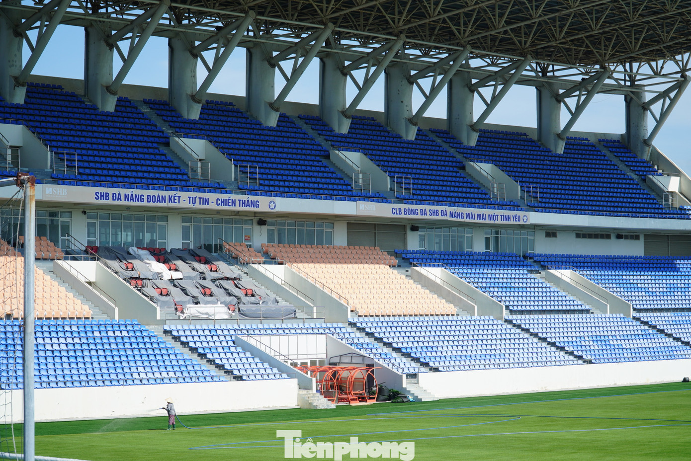 Sân Hòa Xuân với sức chứa 20.000 chỗ ngồi. Sân Hòa Xuân với sức chứa 20.000 chỗ ngồi.