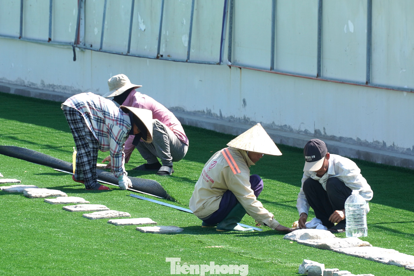 Công nhân đang chạy nước rút để hoàn thiện mặt sân vận động Hòa Xuân. Ảnh: Thanh Hiền. Công nhân đang chạy nước rút để hoàn thiện mặt sân vận động Hòa Xuân. Ảnh: Thanh Hiền.