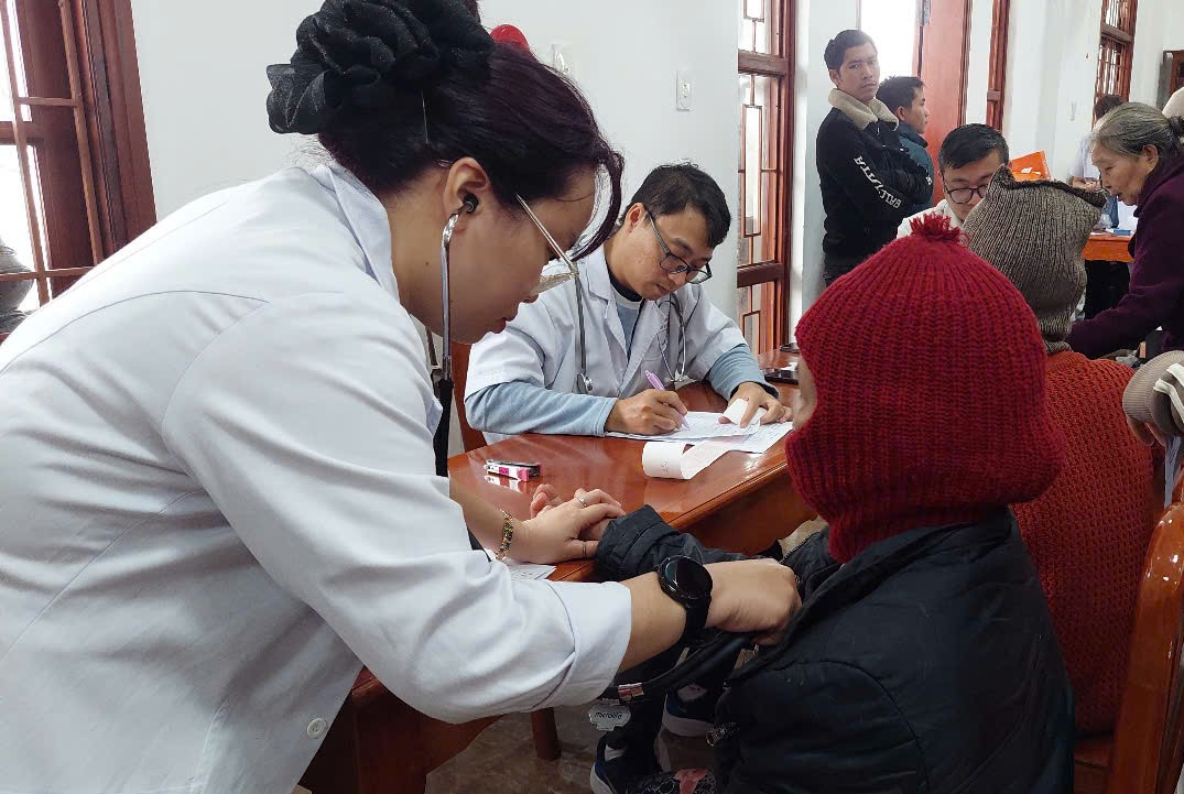 Các y bác sĩ khám bệnh cho người dân hai huyện Bắc Trà My, Phú Ninh.