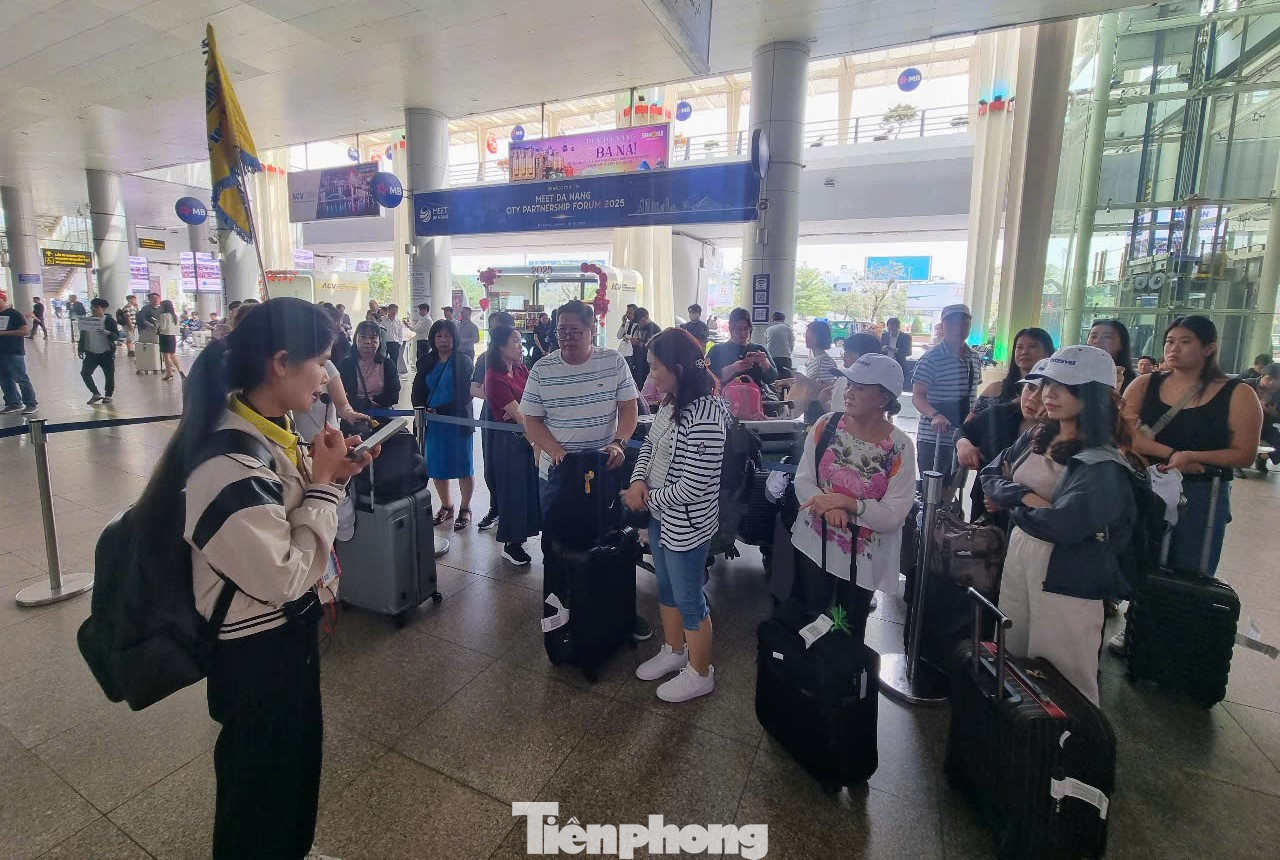 Không chỉ đông người dân về ăn Tết, sân bay Đà Nẵng cũng đón nhiều đoàn du khách trong và ngoài nước. Ông Nguyễn Viết Thành (TPHCM) cho hay đoàn của ông có 37 người sẽ du lịch thành phố đến 27/1 mới quay về.