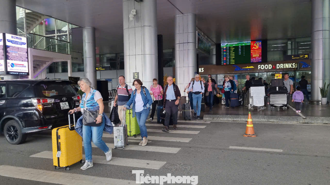 Du khách không ngớt tại sân bay Đà Nẵng. Sở Du lịch Đà Nẵng cho hay, kỳ nghỉ Tết năm nay, thành phố sẽ đón khoảng 456.000 lượt khách, tăng 13,5% so với cùng kỳ năm ngoái. Trong đó, khách quốc tế hơn 221.000 lượt, khách nội địa khoảng 235.000 lượt. Công suất chung của các cơ sở lưu trú đạt khoảng 50%, trong đó khối 4-5 sao và tương đương đạt 60-65%.