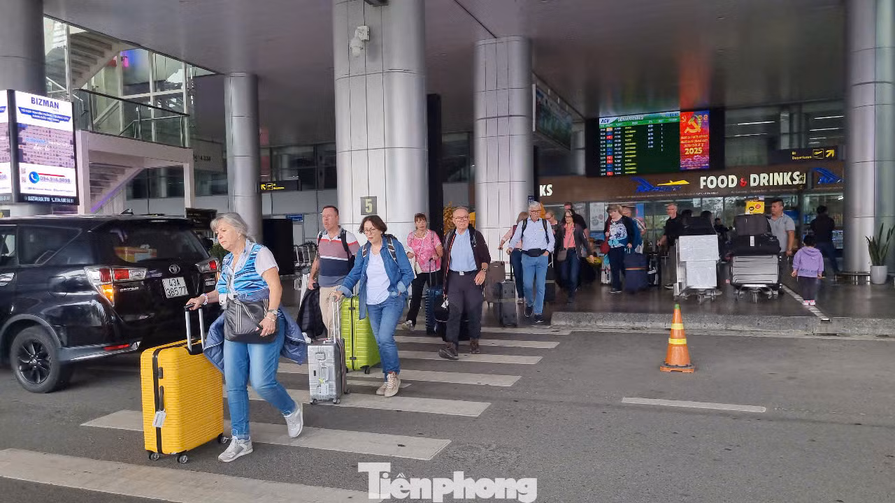 Du khách không ngớt tại sân bay Đà Nẵng. Sở Du lịch Đà Nẵng cho hay, kỳ nghỉ Tết năm nay, thành phố sẽ đón khoảng 456.000 lượt khách, tăng 13,5% so với cùng kỳ năm ngoái. Trong đó, khách quốc tế hơn 221.000 lượt, khách nội địa khoảng 235.000 lượt. Công suất chung của các cơ sở lưu trú đạt khoảng 50%, trong đó khối 4-5 sao và tương đương đạt 60-65%.