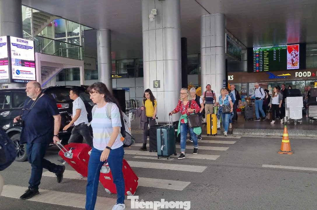 Tại nhà ga quốc tế, dịp Tết trung bình mỗi ngày có 55 chuyến bay đi và 55 chuyến bay đến. Nhà ga cũng trang trí Tết ở tiền sảnh, khu vực làm thủ tục...để người dân và du khách tận hưởng được không khí vui tươi, ấm áp đón năm mới.