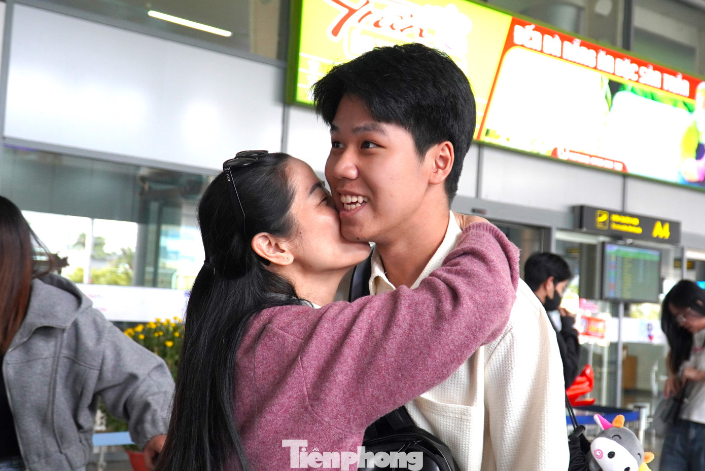 Khoảnh khắc gặp lại người thân trước thềm năm mới. Dự kiến tổng số tàu của các hãng hàng không Việt Nam khai thác trong giai đoạn cao điểm Tết là 212 chiếc. So với giai đoạn trước đã bổ sung thêm 14 tàu bay để tăng cường tải cung ứng.