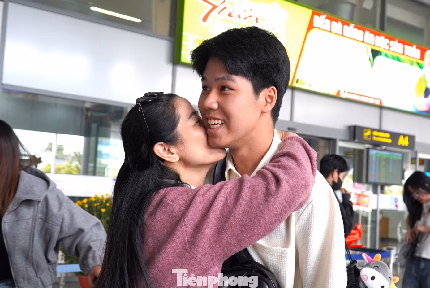 Khoảnh khắc gặp lại người thân trước thềm năm mới. Dự kiến tổng số tàu của các hãng hàng không Việt Nam khai thác trong giai đoạn cao điểm Tết là 212 chiếc. So với giai đoạn trước đã bổ sung thêm 14 tàu bay để tăng cường tải cung ứng.