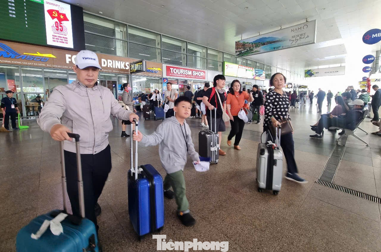 Du khách không ngớt tại sân bay Đà Nẵng. Sở Du lịch Đà Nẵng cho hay, kỳ nghỉ Tết năm nay, thành phố sẽ đón khoảng 456.000 lượt khách, tăng 13,5% so với cùng kỳ năm ngoái. Trong đó, khách quốc tế hơn 221.000 lượt, khách nội địa khoảng 235.000 lượt. Công suất chung của các cơ sở lưu trú đạt khoảng 50%, trong đó khối 4-5 sao và tương đương đạt 60-65%.