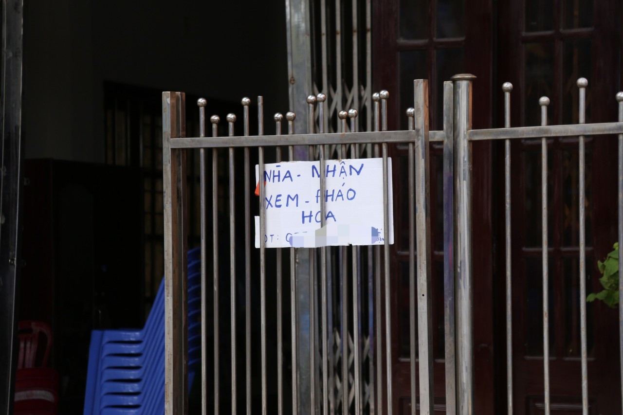 Bảng báo bán vé, đặt chỗ xem pháo hoa mọc lên khắp tuyến đường Trần Hưng Đạo. Bảng báo bán vé, đặt chỗ xem pháo hoa mọc lên khắp tuyến đường Trần Hưng Đạo.