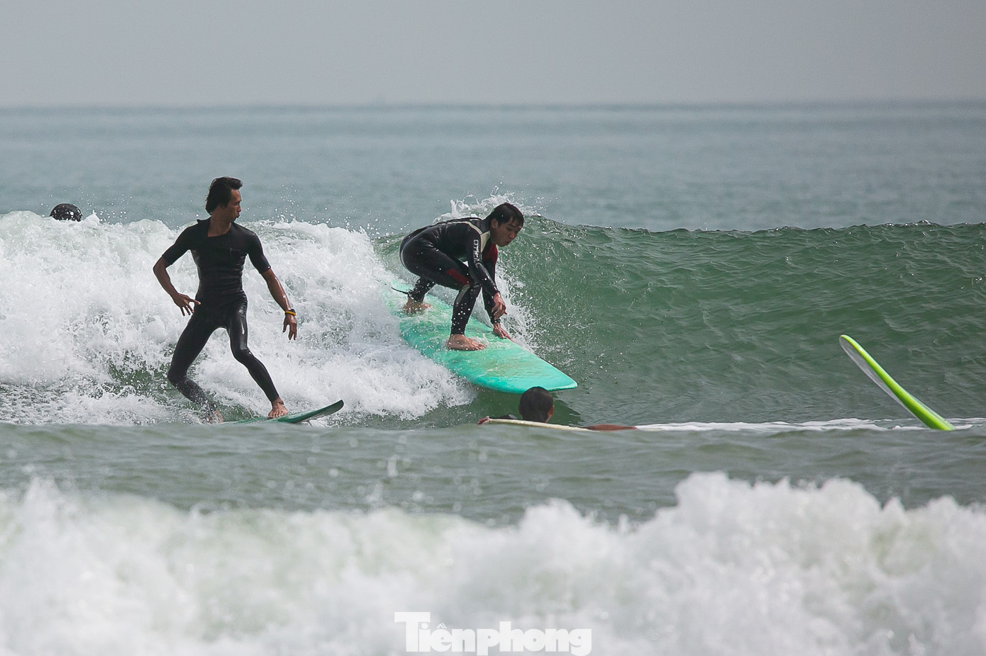 Lướt sóng làm cho biển Đà Nẵng sôi động quanh năm, nhất là trong mùa mưa lạnh. Ban quản lý bán đảo Sơn Trà và các bãi biển du lịch Đà Nẵng cũng từng tổ chức cuộc thi lướt sóng, thu hút đông đảo vận động viên tham gia. Lướt sóng làm cho biển Đà Nẵng sôi động quanh năm, nhất là trong mùa mưa lạnh. Ban quản lý bán đảo Sơn Trà và các bãi biển du lịch Đà Nẵng cũng từng tổ chức cuộc thi lướt sóng, thu hút đông đảo vận động viên tham gia.