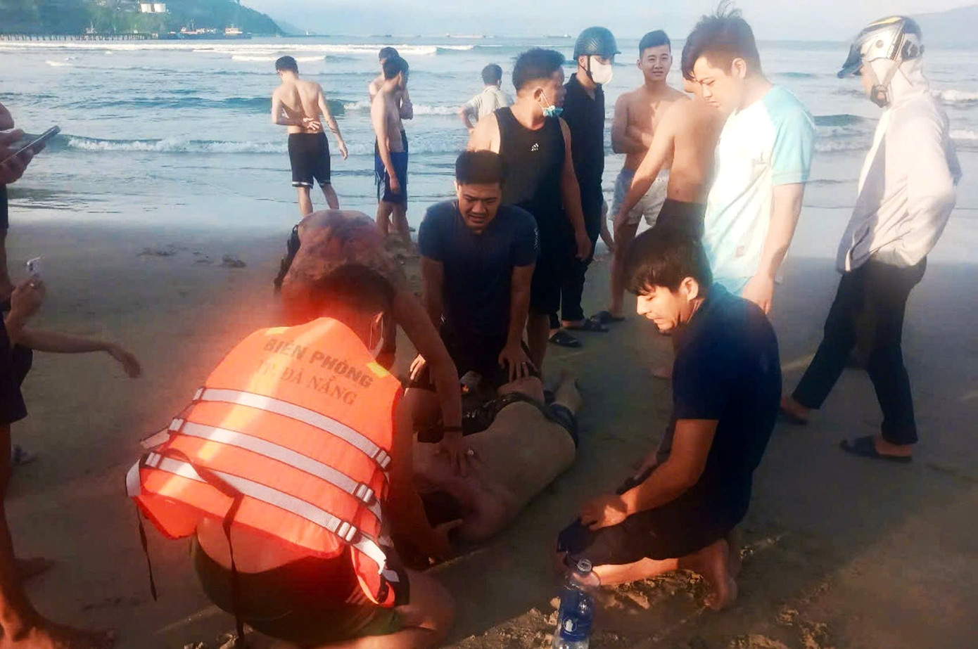 Hai nạn nhân may mắn được cứu kịp thời. Hai nạn nhân may mắn được cứu kịp thời.