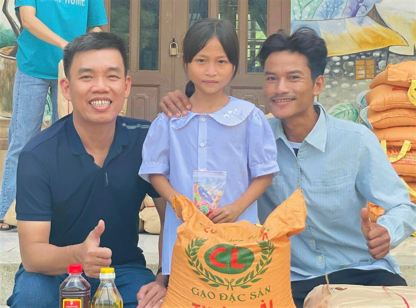 Anh Nguyễn Bình Nam trao quà “Đi học trên núi” tháng 9/2023 cho các em học sinh tại xã Trà Tập, huyện Nam Trà My, tỉnh Quảng Nam. Anh Nguyễn Bình Nam trao quà “Đi học trên núi” tháng 9/2023 cho các em học sinh tại xã Trà Tập, huyện Nam Trà My, tỉnh Quảng Nam.