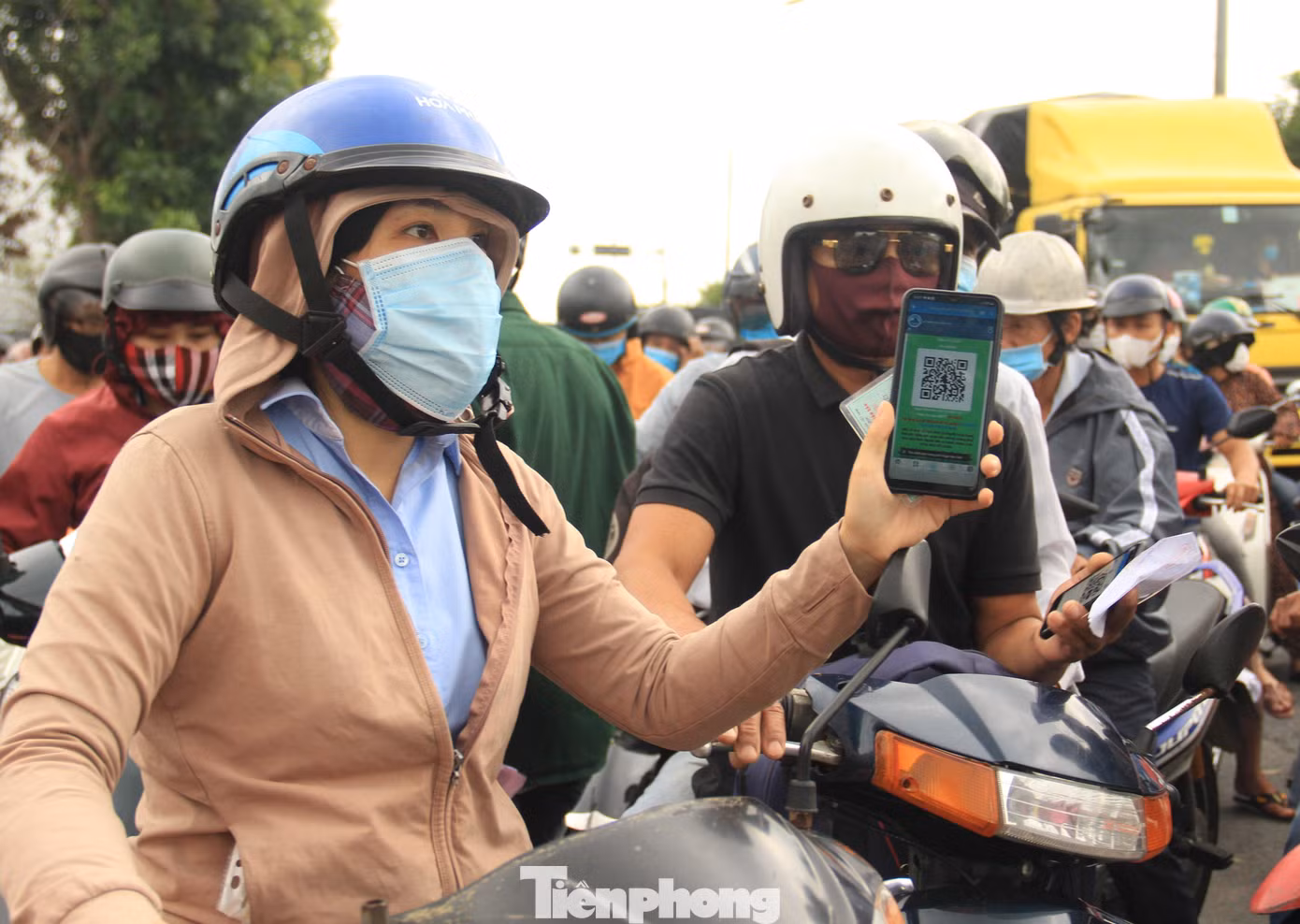 Người dân khi khai báo cũng cần có cam kết trong vòng 14 ngày qua không đi đến các địa phương khác ngoài TP Đà Nẵng và tỉnh Quảng Nam, thực hiện đi và về trên một tuyến đường cố định, hạn chế tối đa việc tiếp xúc với cộng đồng, thực hiện nghiêm quy định 5K của Bộ Y tế.