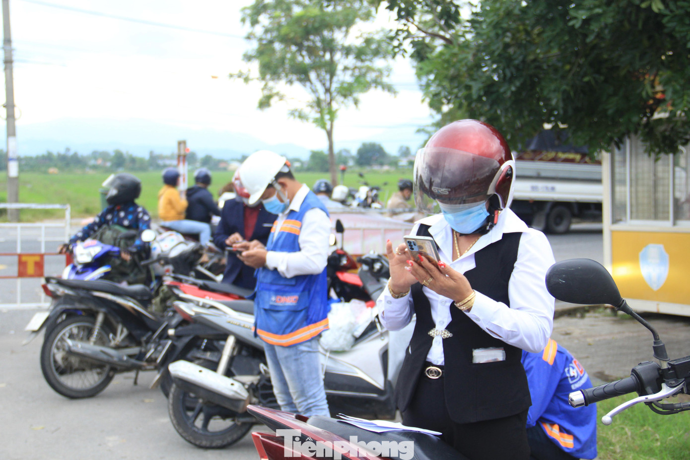 Lực lượng chức năng buộc những trường hợp này phải quay đầu xe, hoặc khai báo y tế để tiếp tục hành trình. Lực lượng chức năng buộc những trường hợp này phải quay đầu xe, hoặc khai báo y tế để tiếp tục hành trình.