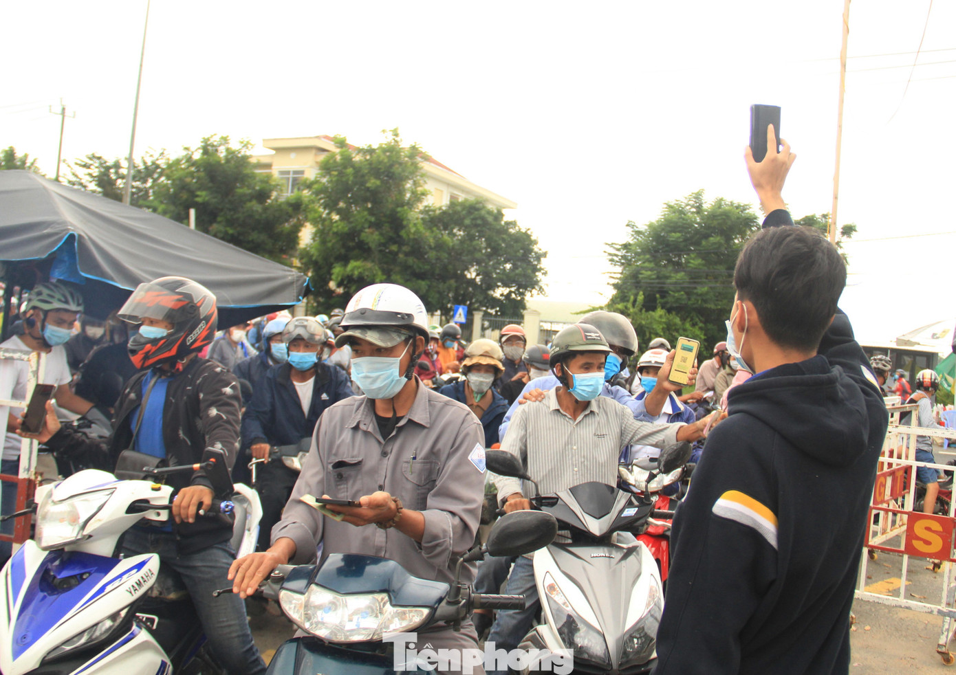 Tình nguyện viên yêu cầu người dân mở mã QR sẵn trên điện thoại để qua chốt nhanh chóng. Tình nguyện viên yêu cầu người dân mở mã QR sẵn trên điện thoại để qua chốt nhanh chóng.
