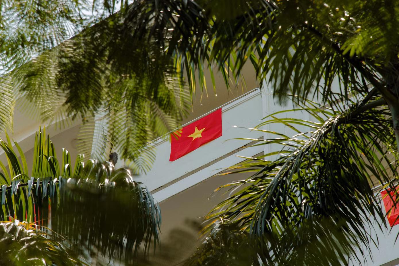 30/4/1975 là sự kiện chấm dứt chiến tranh Việt Nam khi Quân đội Nhân dân Việt Nam và Quân Giải phóng miền Nam tiến vào thành phố Sài Gòn, Tổng thống Việt Nam Cộng hòa Dương Văn Minh cùng nội các tuyên bố đầu hàng vô điều kiện Chính phủ Cách mạng lâm thời Cộng hòa miền Nam Việt Nam.