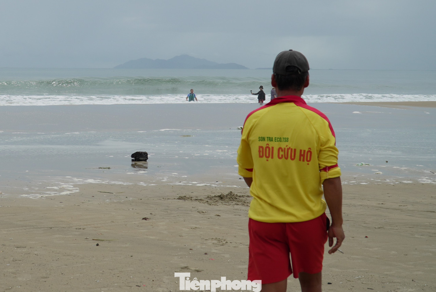 Đội cứu hộ luôn túc trực trên biển để nhắc nhở, hướng dẫn du khách vui chơi an toàn.