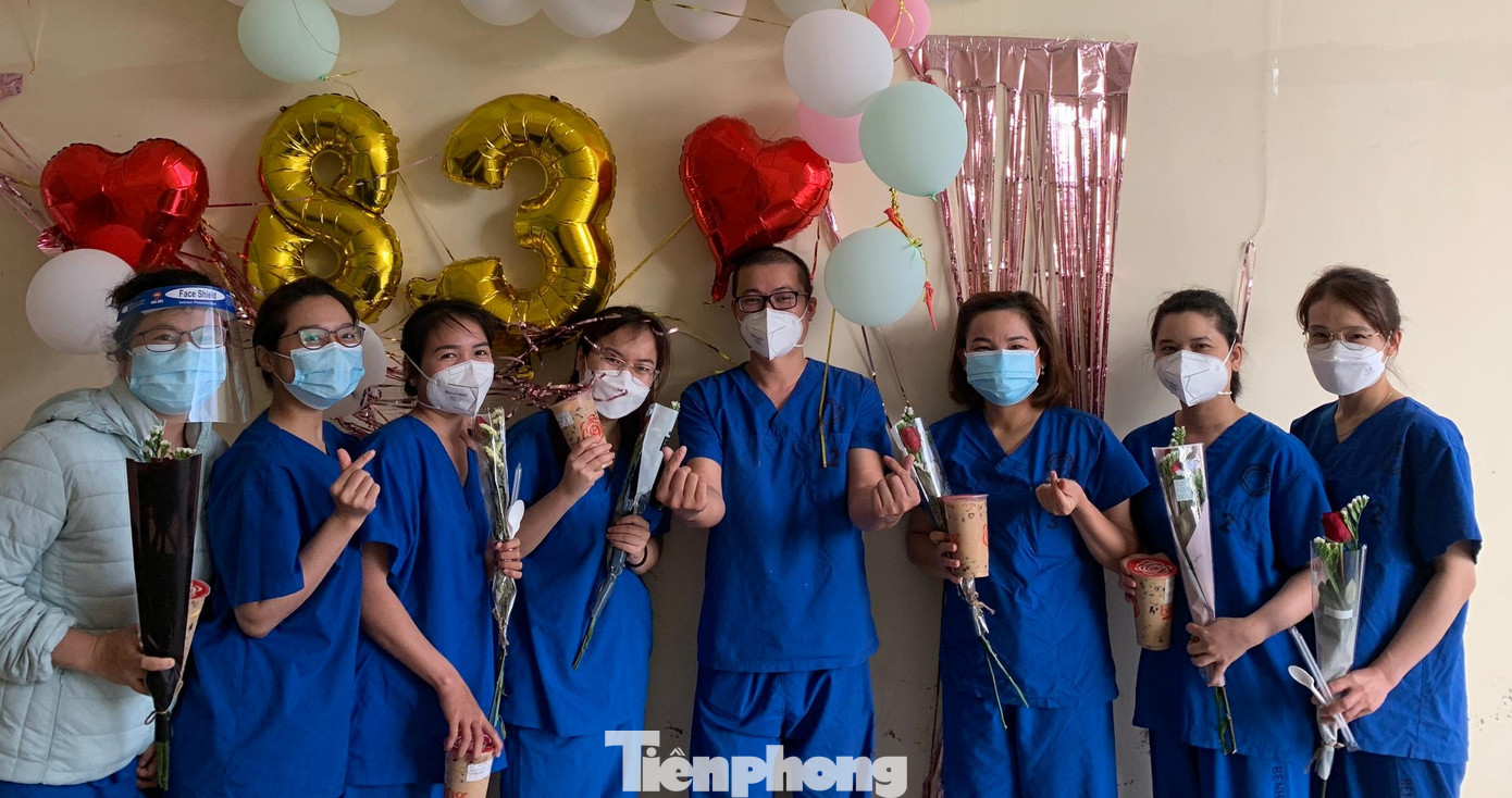 Sân khấu dã chiến từ những quả bóng bay nhưng đem lại niềm vui cho những chị em phụ nữ đang làm việc tại đây. Nhiều người đã gắn bó với bệnh viện dã chiến trong một thời gian dài.