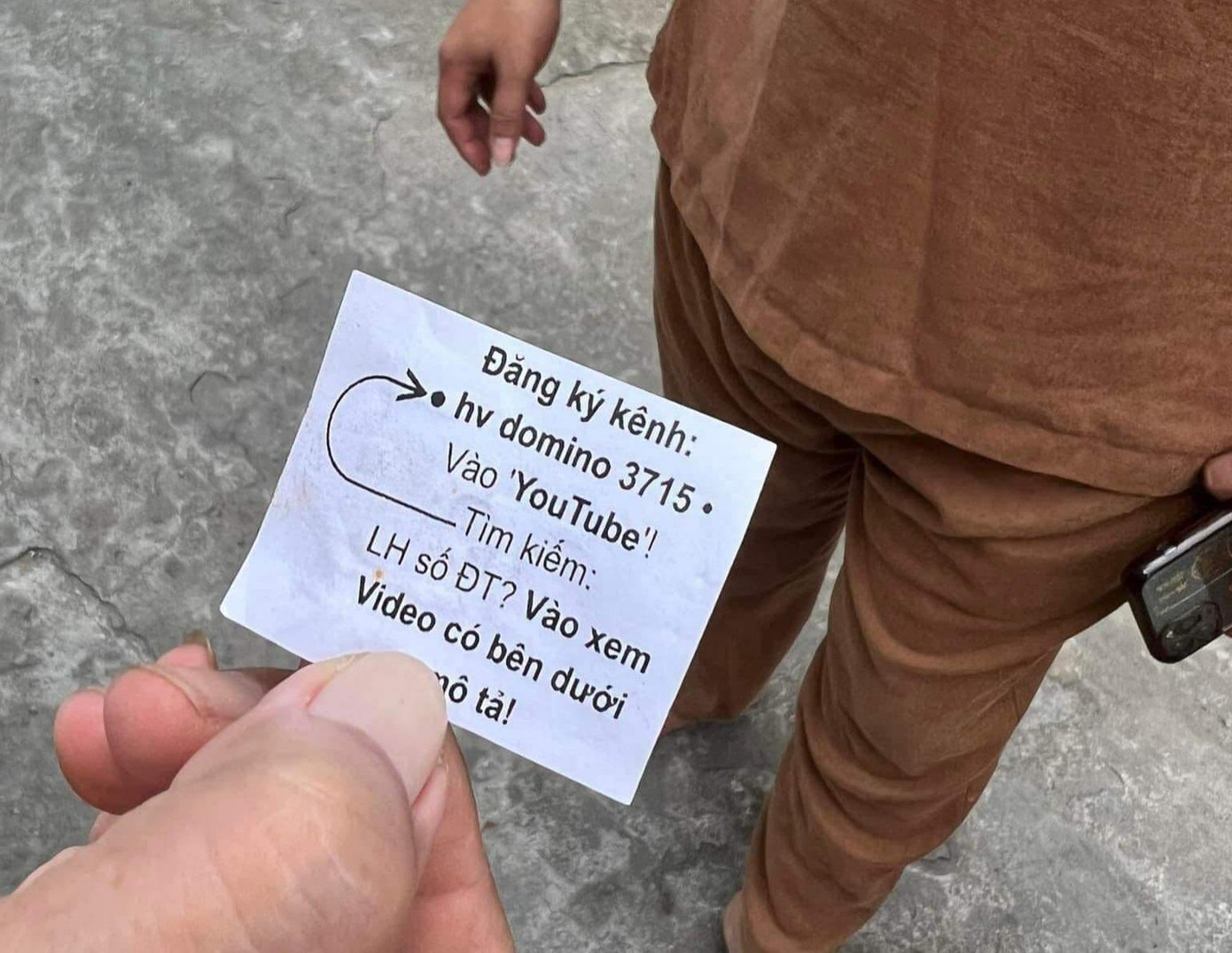 Đối tượng dán quảng cáo kênh Youtube trên ổ khoá.