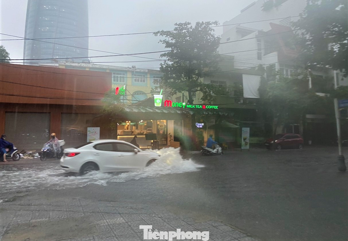 Riêng đối với các trường tổ chức học bán trú, trẻ mầm non và học sinh vẫn học buổi chiều. Nhà trường chủ động sắp xếp thời gian, thông báo phụ huynh đón con vào cuối buổi học chiều. Trong ảnh: Đoạn đường Nguyễn Du ngập khá sâu, người đi xe máy phải dắt bộ hoặc leo lên lề. Riêng đối với các trường tổ chức học bán trú, trẻ mầm non và học sinh vẫn học buổi chiều. Nhà trường chủ động sắp xếp thời gian, thông báo phụ huynh đón con vào cuối buổi học chiều. Trong ảnh: Đoạn đường Nguyễn Du ngập khá sâu, người đi xe máy phải dắt bộ hoặc leo lên lề.