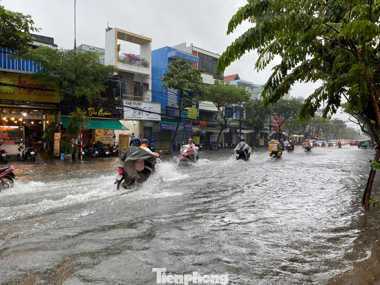 Do một số đoạn đường ngập sâu, gây khó khăn, nguy hiểm trong việc đưa đón các em. Do một số đoạn đường ngập sâu, gây khó khăn, nguy hiểm trong việc đưa đón các em.