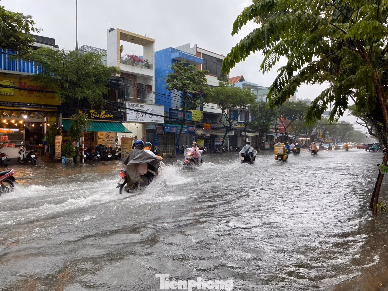 Đợt mưa lớn dự báo kéo dài tới 17/11, dễ gây ngập ở các vùng trũng thấp. (Ảnh: Thanh Trần) Đợt mưa lớn dự báo kéo dài tới 17/11, dễ gây ngập ở các vùng trũng thấp. (Ảnh: Thanh Trần)