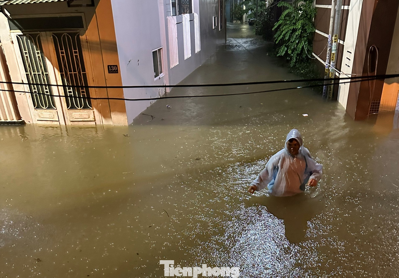 Nhiều khu vực bị ngập sâu, người dân đóng cửa nhà đi nơi khác tránh lũ.