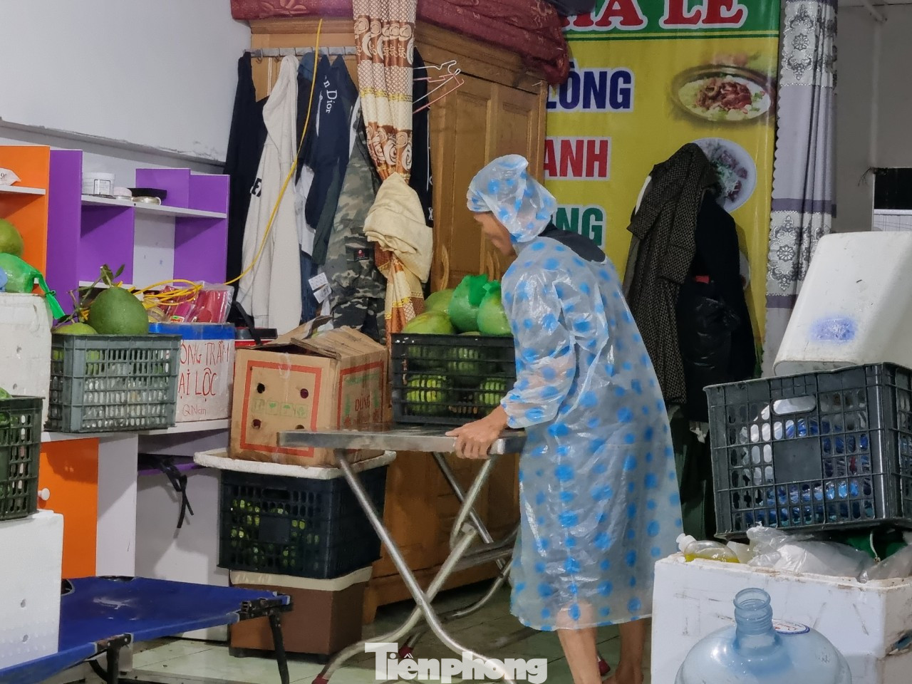 "Mưa không ngớt, nghe báo mưa tới ngày 15 và còn to hơn nữa nên không thể chủ quan được. Mỗi lần mưa ngập là nhà tôi mất cả tuần để kê gác, đem đồ đi gửi. Nước rút thì dội bùn, dọn nhà", anh chị Nguyễn Thị Hằng (quận Cẩm Lệ) nói.