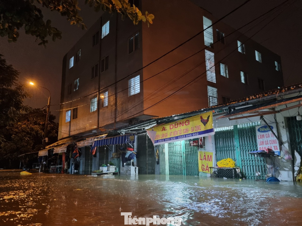 Đường Phong Bắc 15 (quận Cẩm Lệ) bị nước tấn công từ cuối chiều. (Ảnh: Thanh Trần)