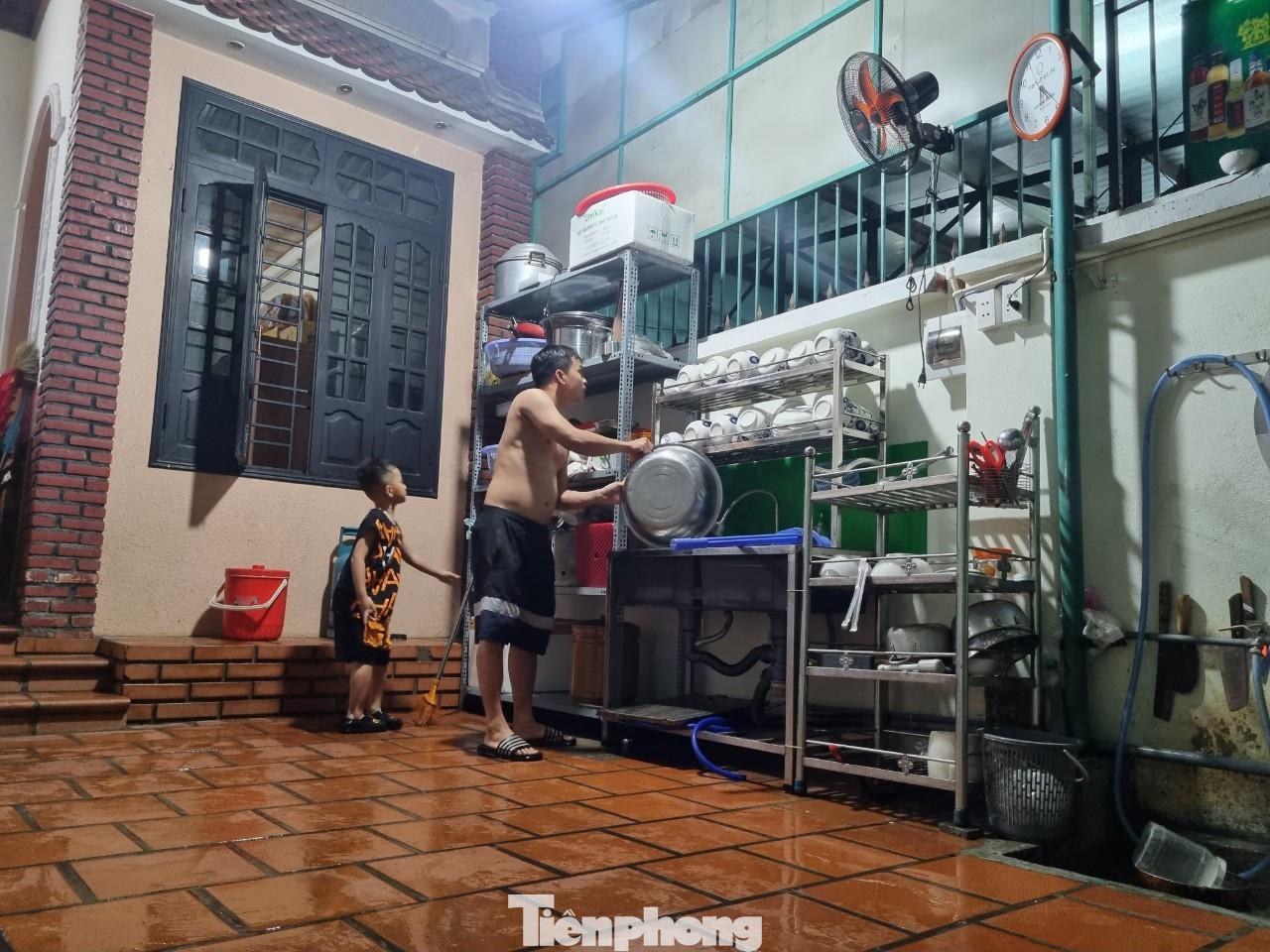 Nước đã bò vào sân, anh Phùng Thái Bảo (đường Nguyễn Nhàn) kê hết đồ đạc lên cao.