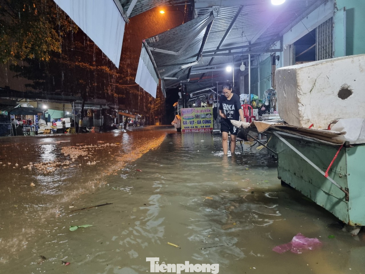 Các tuyến đường đã biến thành sông trong đêm.