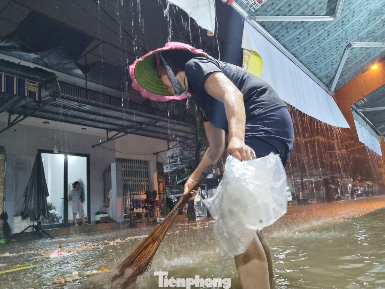 "Trên mưa dưới nước, tui không biết xoay xở kiểu gì cả", chị Diệu bất lực. Theo Đài Khí tượng thủy văn khu vực Trung Trung Bộ, từ ngày 13-15/10, Đà Nẵng có mưa vừa, mưa to, có nơi mưa rất to và dông. Tổng lượng mưa phổ biến 150-300mm, có nơi trên 350mm. Ban chỉ huy Phòng chống thiên tai, tìm kiếm cứu nạn và phòng thủ dân sự TP Đà Nẵng yêu cầu lãnh đạo quận, huyện, các đơn vị chức năng chỉ đạo triển khai phương án phòng chống mưa lớn, ngập lụt, lũ quét và sạt lở đất, đặc biệt là sẵn sàng phương án sơ tán nhân dân.