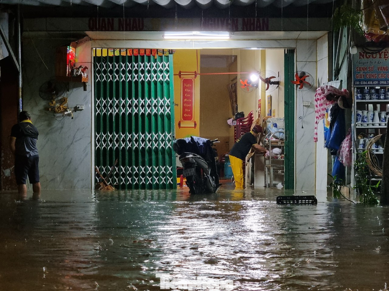 "Mưa không ngớt, nghe báo mưa tới ngày 15 và còn to hơn nữa nên không thể chủ quan được. Mỗi lần mưa ngập là nhà tôi mất cả tuần để kê gác, đem đồ đi gửi. Nước rút thì dội bùn, dọn nhà", anh chị Nguyễn Thị Hằng (quận Cẩm Lệ) nói.