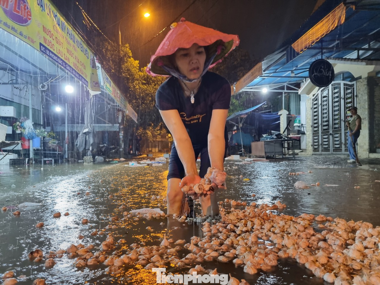 Đêm 13/10, thấy nước lên cao, cả nhà chị Nguyễn Thị Diệu hối hả dọn đồ đạc, hàng hóa nhưng vẫn không kịp. Nhiều thùng hàng của chị bị nước ngâm phải bỏ.