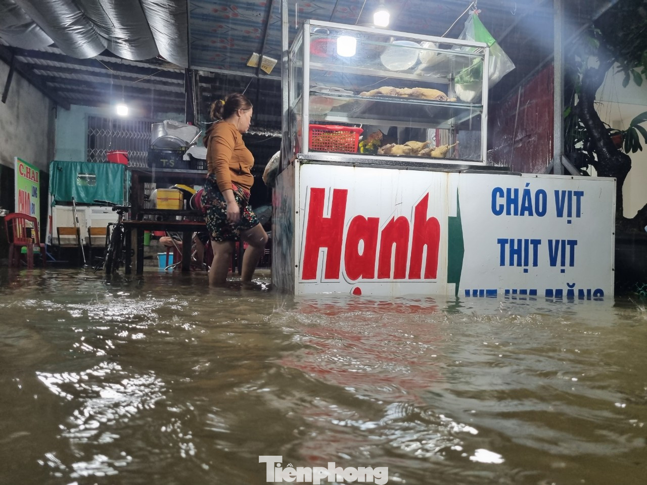 Một quán ăn vừa dọn ra lúc chiều thì bị nước "ghé thăm".