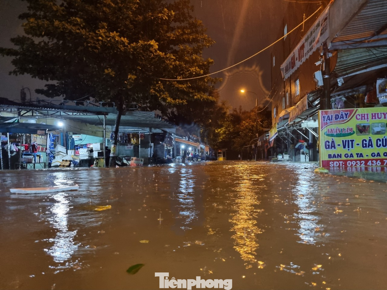 Các tuyến đường đã biến thành sông trong đêm.