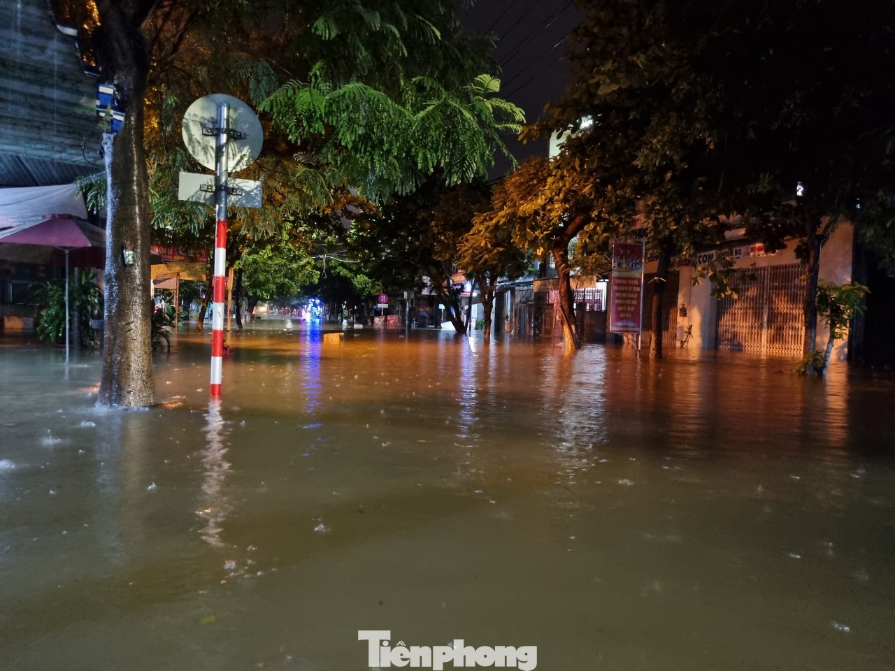 Các tuyến đường đã biến thành sông trong đêm.