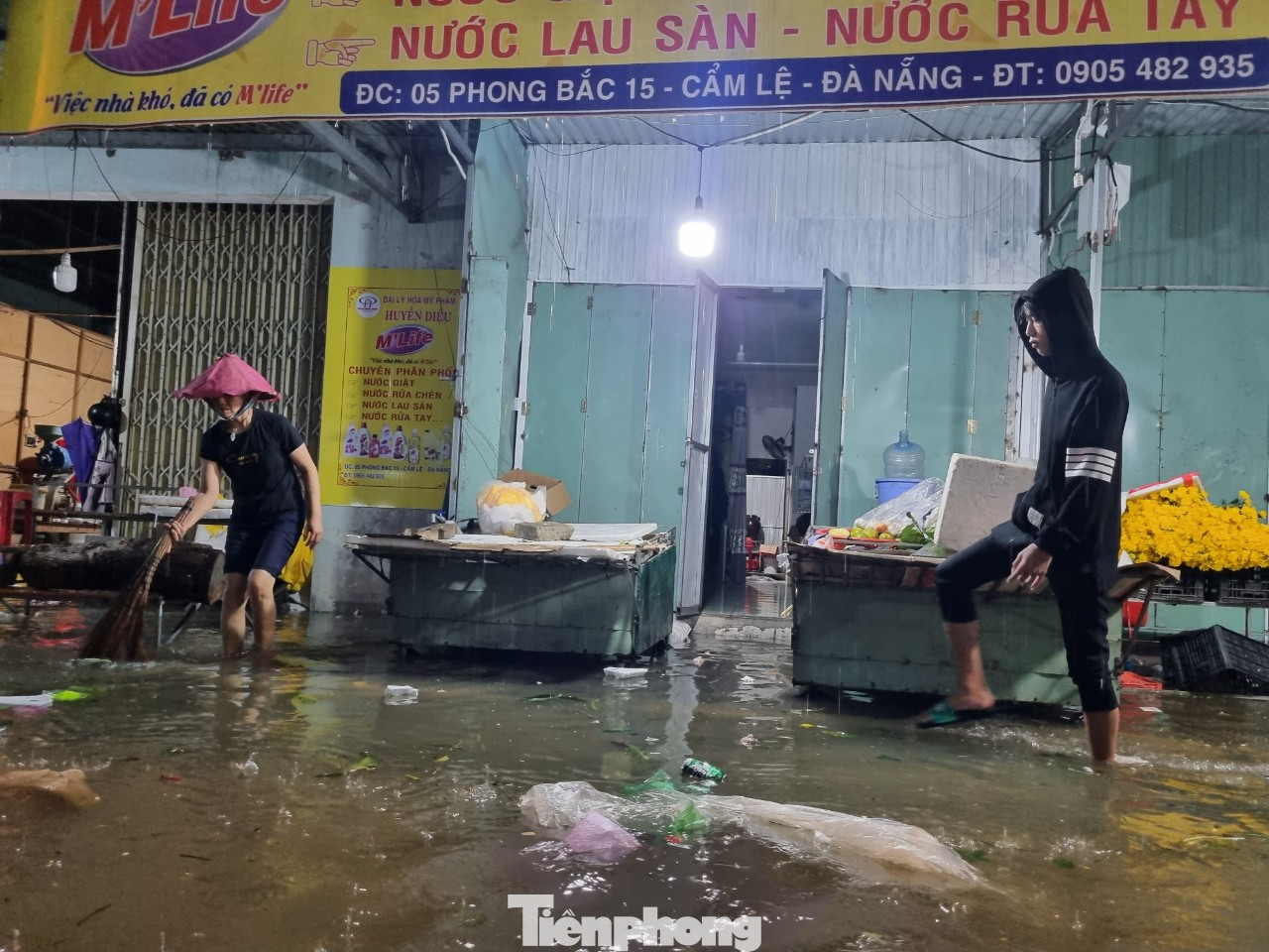 "Mưa không ngớt, nghe báo mưa tới ngày 15 và còn to hơn nữa nên không thể chủ quan được. Mỗi lần mưa ngập là nhà tôi mất cả tuần để kê gác, đem đồ đi gửi. Nước rút thì dội bùn, dọn nhà", anh chị Nguyễn Thị Hằng (quận Cẩm Lệ) nói.