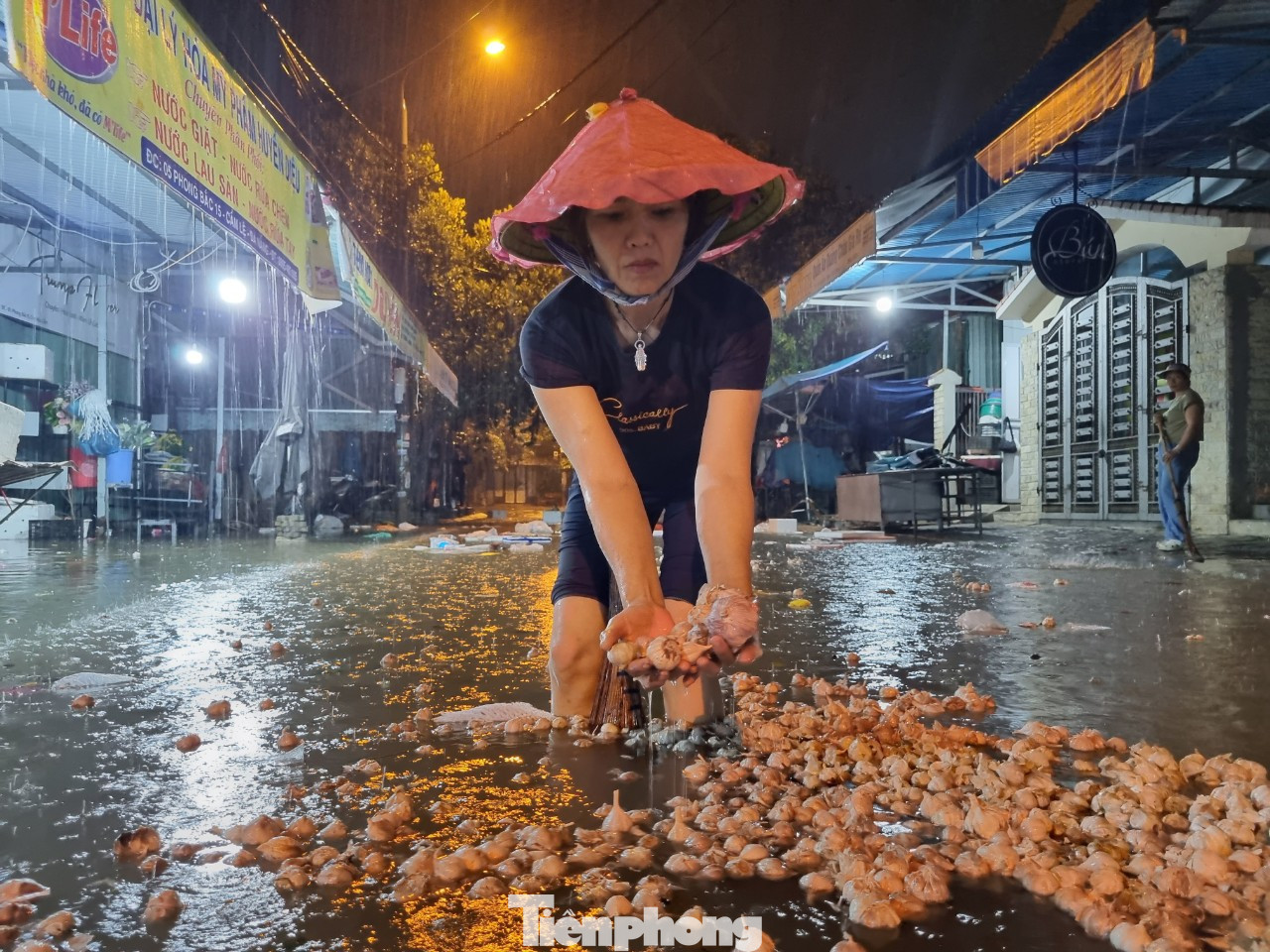 Chị Nguyễn Thị Diệu (phường Hoà Thọ Đông, quận Cẩm Lệ) thuê nhà để buôn bán rau củ quả, làm gà vịt gần chợ Hòa Cầm. Chiều tối nay thấy nước dâng, cả nhà chị hối hả dọn dẹp nhưng không thể nào dọn kịp vì nước lên nhanh. "Năm trước nước ngập cả mét, bao nhiêu tài sản bị hư sạch. Năm nay vừa vay tiền để đầu tư lại làm ăn, giờ lại chịu ngập", chị rệu rã. Trong ảnh: Những thùng tỏi không kịp kê gác đã bị ngâm nước, phải vứt bỏ.