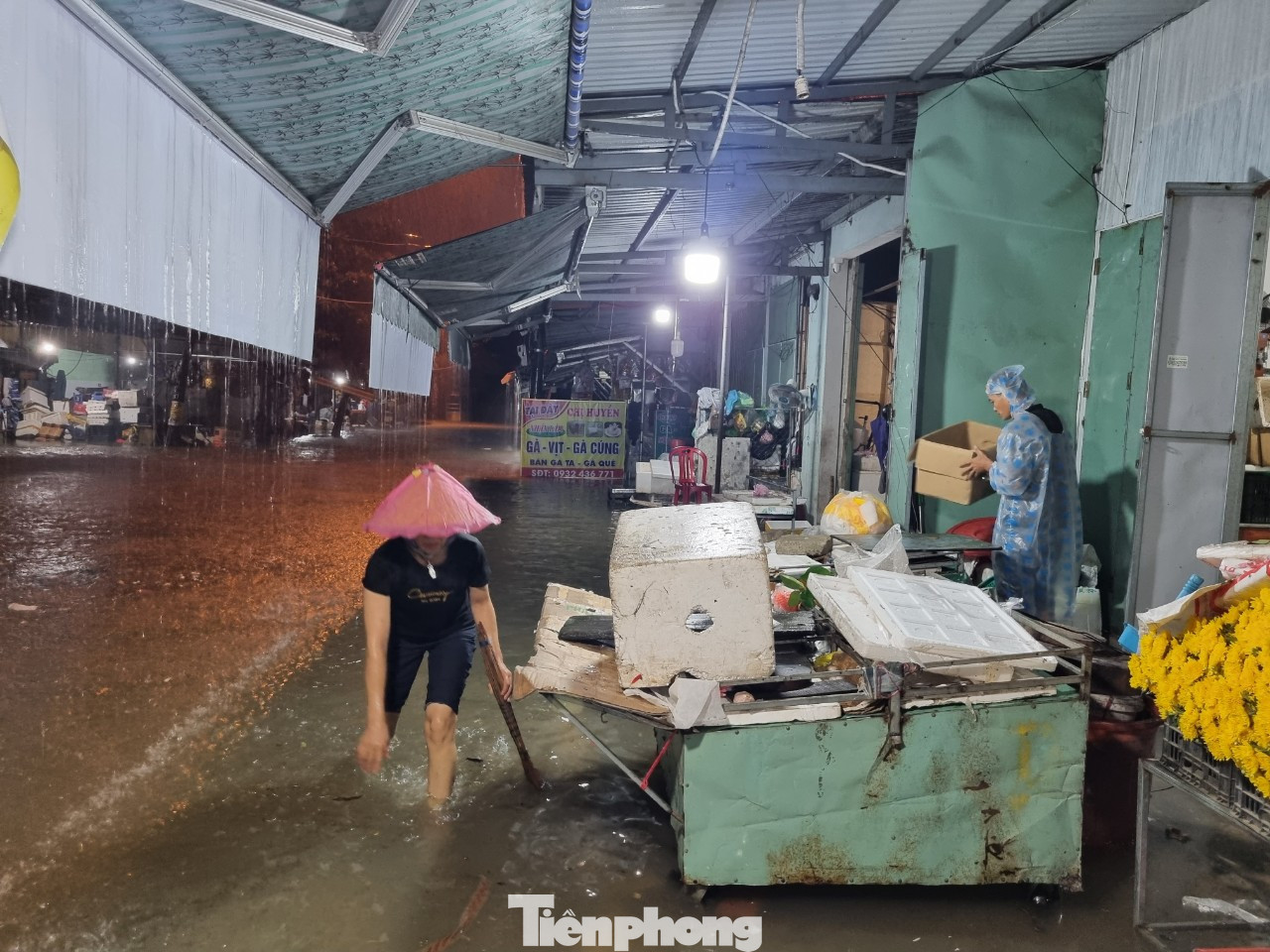 "Mưa không ngớt, nghe báo mưa tới ngày 15 và còn to hơn nữa nên không thể chủ quan được. Mỗi lần mưa ngập là nhà tôi mất cả tuần để kê gác, đem đồ đi gửi. Nước rút thì dội bùn, dọn nhà", anh chị Nguyễn Thị Hằng (quận Cẩm Lệ) nói.