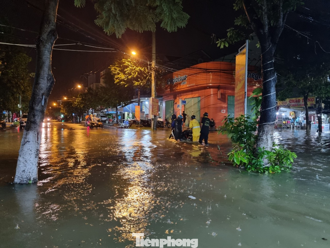 Nhiều tuyến đường ở Đà Nẵng ngập sâu. Nhiều tuyến đường ở Đà Nẵng ngập sâu.