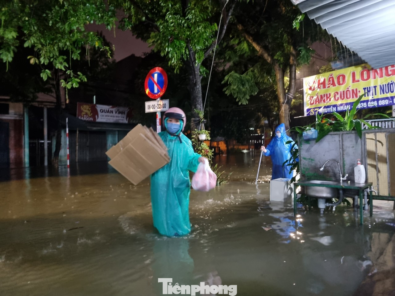 Nhiều người phải di tản sang nơi khác trong đêm để đảm bảo an toàn.