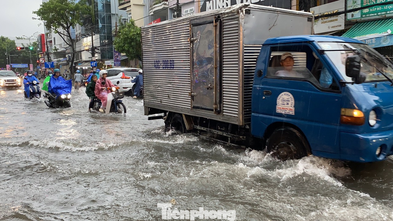 Đường Đống Đa (quận Hải Châu) biến thành sông. Đường Đống Đa (quận Hải Châu) biến thành sông.