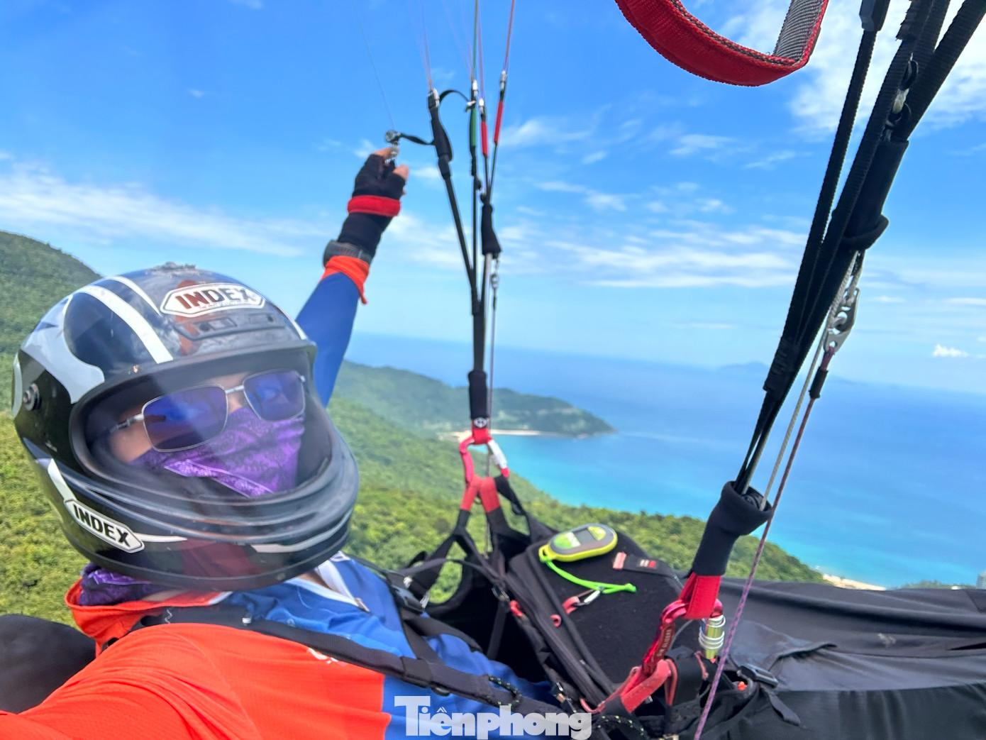 Phần lớn du khách khi tới Đà Nẵng đều không thể bỏ qua bán đảo Sơn Trà, ngoài cảnh quan đẹp mắt, du khách có thể trải nghiệm bay dù lượn trên núi xanh biển bạc. Trong ảnh là một du khách trải nghiệm bay dù lượn trên bán đảo Sơn Trà.