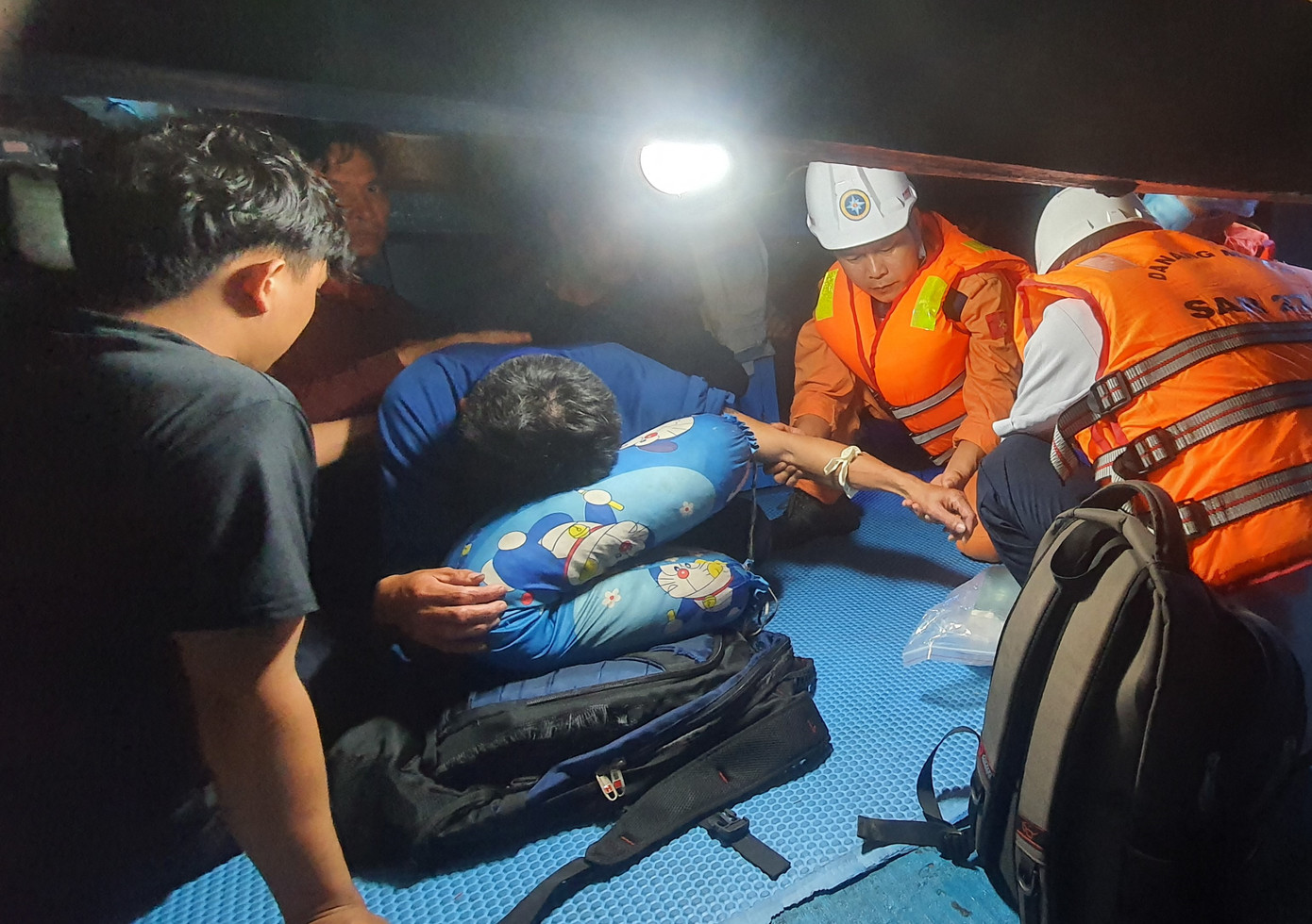 Lực lượng cứu nạn chăm sóc y tế cho thuyền viên Lê Ngọc Khôn trên tàu cá.