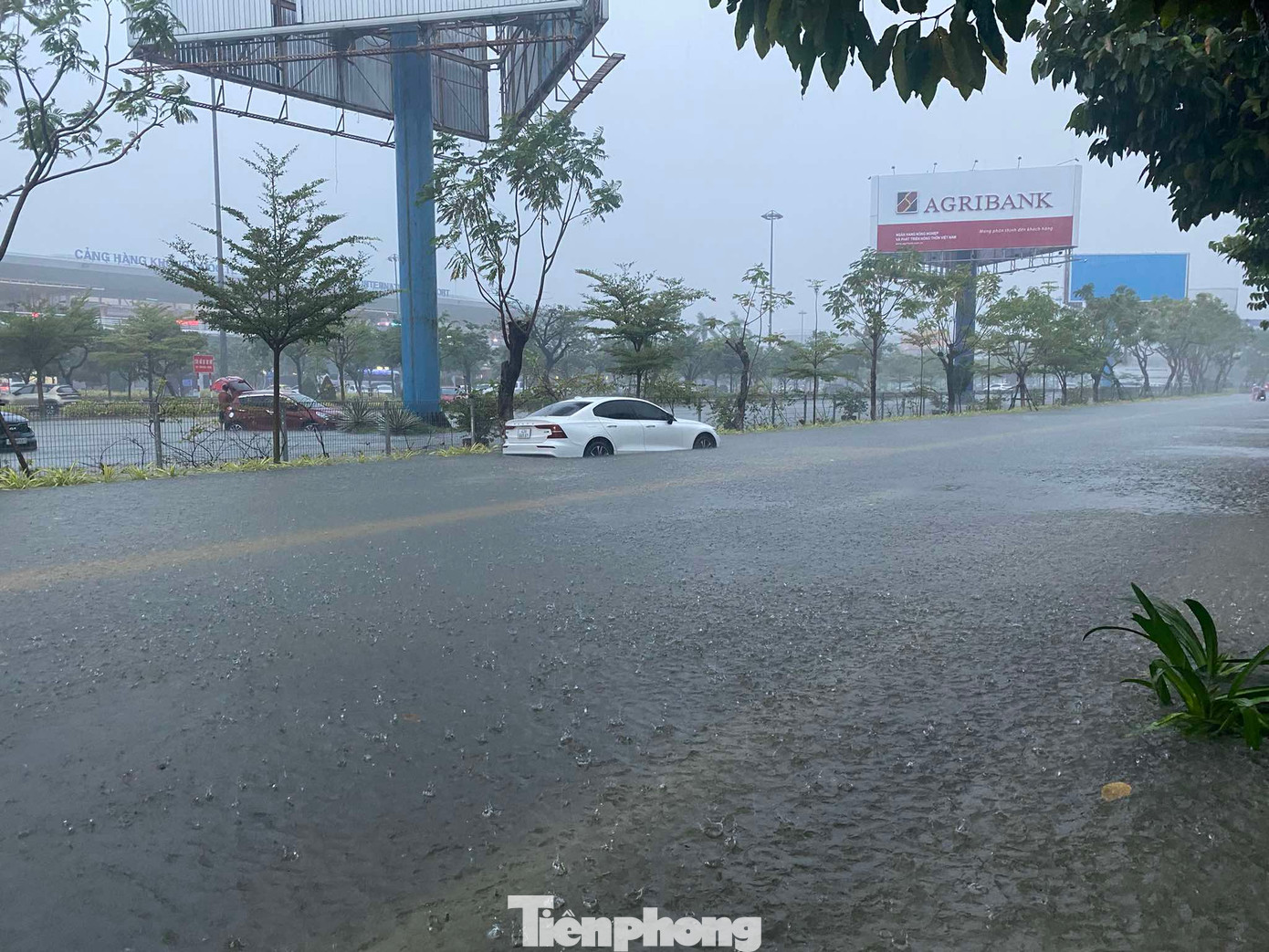 Trong 3-6 giờ tới, nguy cơ xảy ra ngập úng trên các tuyến đường và khu vực thấp trũng. Thời gian ngập có khả năng diễn ra tới 10 giờ cùng ngày, độ sâu ngập lớn nhất từ 0.30-0.60m, có nơi sâu hơn. Trong 3-6 giờ tới, nguy cơ xảy ra ngập úng trên các tuyến đường và khu vực thấp trũng. Thời gian ngập có khả năng diễn ra tới 10 giờ cùng ngày, độ sâu ngập lớn nhất từ 0.30-0.60m, có nơi sâu hơn.