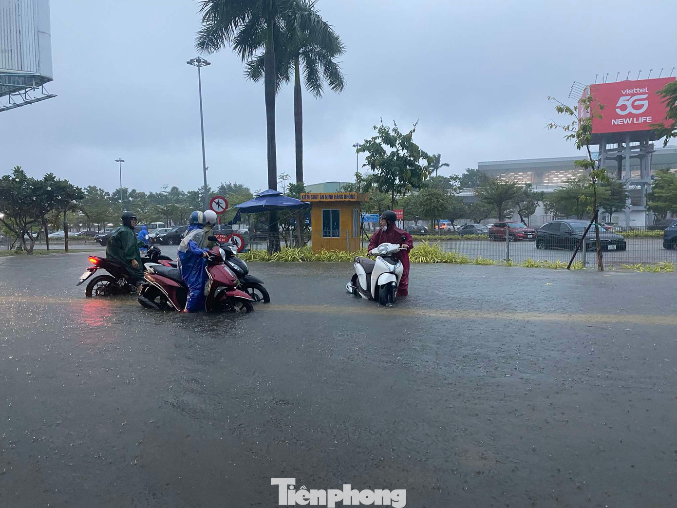 Các tuyến đường ở trung tâm thành phố Đà Nẵng ngập nước từ sớm, nhiều xe chết máy không di chuyển được. Các tuyến đường ở trung tâm thành phố Đà Nẵng ngập nước từ sớm, nhiều xe chết máy không di chuyển được.